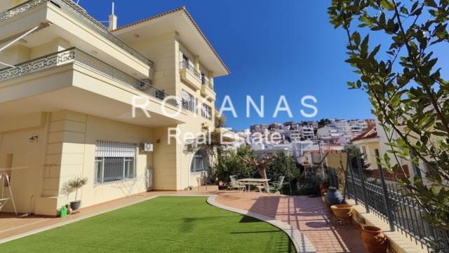 (For Sale) Residential Villa || East Attica/Voula - 586 Sq.m, 10 Bedrooms, 3.000.000€ 